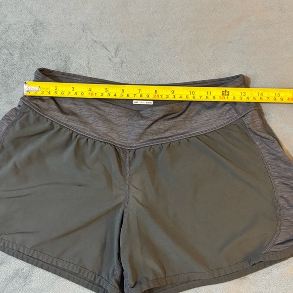 lululemon athletica Gray Women Shorts

#1075 - Picture 2 of 10